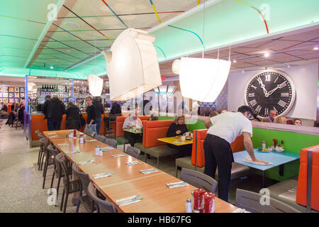 Tick Tock Diner auf 34th Street und 8th Avenue, Midtown, Manhattan, New York City, Vereinigte Staaten von Amerika. Stockfoto