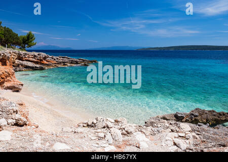 Felsige Küste, durchsichtiges Meerwasser. Insel Hvar, Kroatien. Europa. Stockfoto