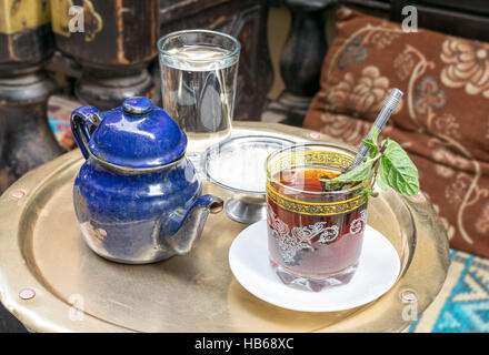 Traditionelle Minze-Tee-Set auf Kupfer Tisch in einem orientalischen Café Khan El Kalili Bazar, Kairo, Ägypten Stockfoto
