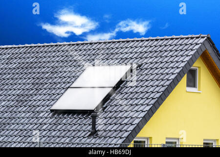 Sonnenkollektoren auf dem Dach Stockfoto