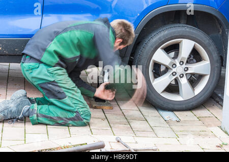 Sommerreifen gegen Winterreifen ersetzen Stockfoto