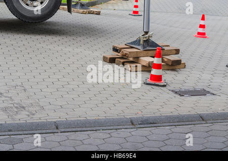 Hydraulische Unterstützung eines LKW Stockfoto