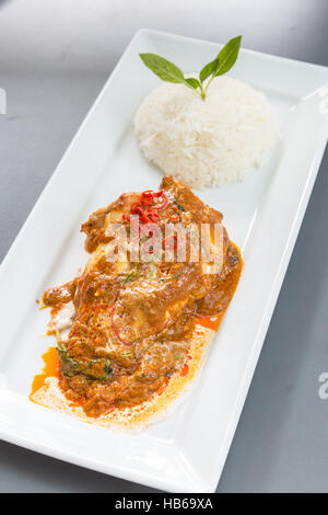 Rotes Curry Huhn mit Reis Stockfoto