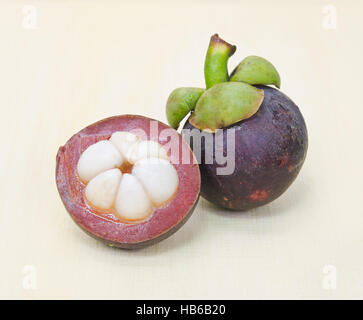 Mangostan (andere Namen sind Garcinia Mangostana, Clusiaceae, Saptree, lila Mangostan, Affe Obst, Malpighiales) Frucht mit halben Querschnitt ist Stockfoto