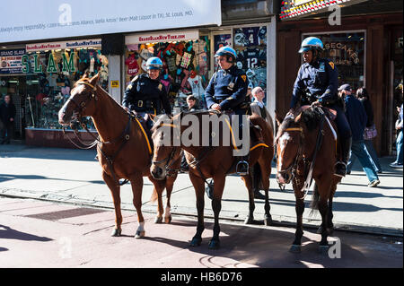 Polizisten, drei weibliche Polizisten auf Pferden patrouillieren am Times Square in Manhattan, New York City, tagsüber Stockfoto