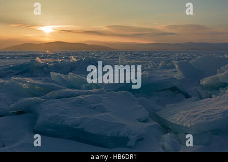 Sonnenaufgang über den Eisschollen. Stockfoto