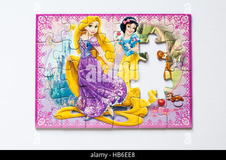 Disney Princess-Puzzle mit fehlenden Teile isoliert auf weißem Hintergrund Stockfoto