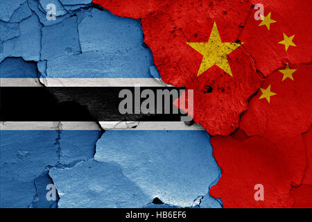 Flaggen von Botswana und China auf rissige Wand gemalt Stockfoto