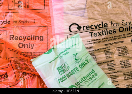 Diverse Behälter für das recycling von Hausmüll. Stockfoto