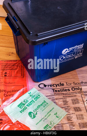 Diverse Behälter für das recycling von Hausmüll. Stockfoto
