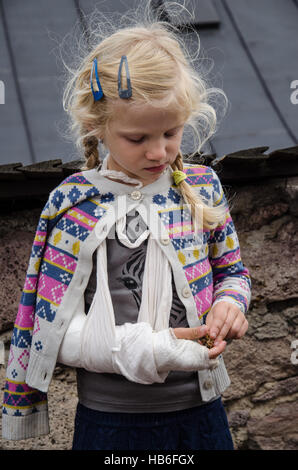 schöne blonde Mädchen mit Bandage in gebrochenen hand Stockfoto