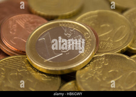 ein-Euro-Münze auf Haufen von Euro-Münzen-Makro Stockfoto