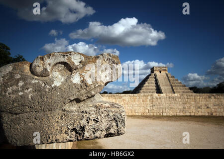 Die Kukulkan-Pyramide, auch bekannt als El Castillo in alten Maya-Stadt Chichén Itzá. Yucatan, Mexiko Stockfoto