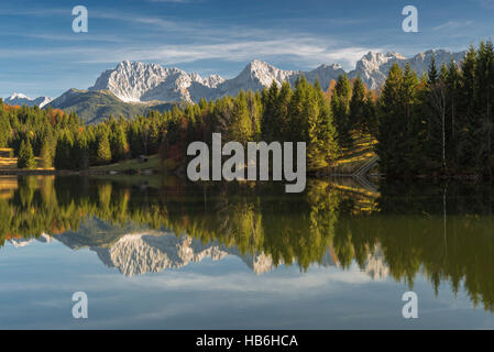 Felsen und Klippen das Karwendelgebirge und einem bunten Herbstwald Lake Gerold im Herbst, Bayern spiegeln sich in Stockfoto