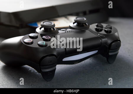 WROCLAW, Polen - 30. November 2016: DualShock 4 auf Schreibtisch. Der DualShock 4 ist die PlayStation 4 Controller. Stockfoto