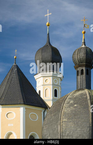 Bunte Fassade, Kirchtürme und Dach der barocken Wallfahrtskirche Wilparting und Kapelle gegen den blauen Himmel in der Morgen Sonne, Bayern, Deutschland Stockfoto