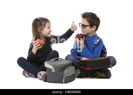 jungen und Mädchen mit einem Mittagessen Stockfoto