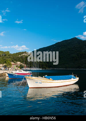 Boote vertäut, Okuklje, Mljet, Kroatien. Stockfoto