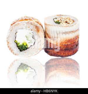 Sushi-Stücke-Sammlung, isoliert auf weißem Hintergrund. Stockfoto