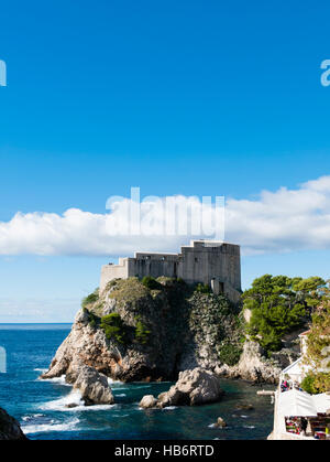Blick auf Festung Lovrijenac (St Lawrence Festung) von der Stadtmauer. Dubrovnik, Dalmatien, Kroatien. Stockfoto