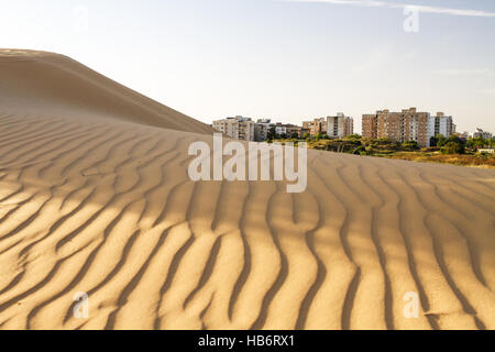 Wüste und eine Stadt. Stockfoto