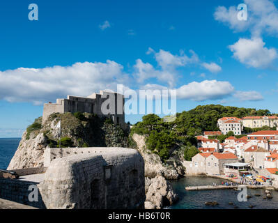 Blick auf Festung Lovrijenac (St Lawrence Festung) von der Stadtmauer. Dubrovnik, Dalmatien, Kroatien. Stockfoto