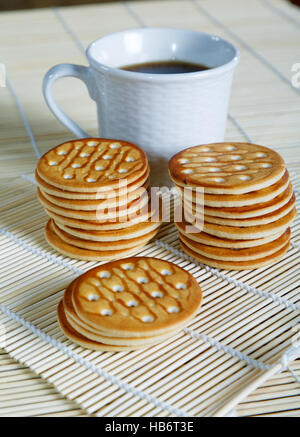 Frühstück mit Tee und Keksen in der Küche Stockfoto