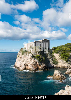 Blick auf Festung Lovrijenac (St Lawrence Festung) von der Stadtmauer. Dubrovnik, Dalmatien, Kroatien. Stockfoto