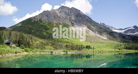 Der Panoramablick von Upper Dewey Lake 3100 Fuß (945 m) über Meeresspiegel (Skagway, Alaska). Stockfoto