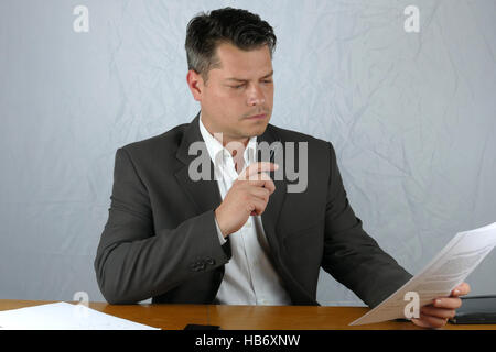 Junger Geschäftsmann schreiben auf Papier Stockfoto