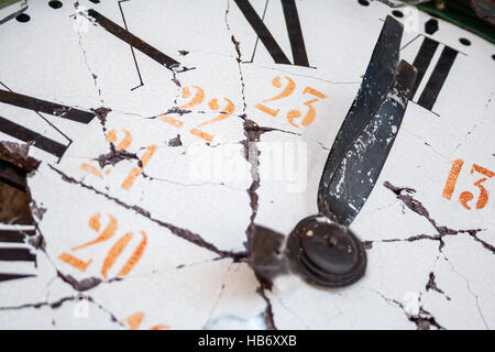 Alten und beschädigten Uhr mit römischen Ziffern, Kennzeichnung eine Minute vor Mitternacht. New Year Eve Thema. Stockfoto