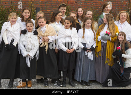 Gruppe von Performern für ein Foto auf die viktorianische Weihnachtsfest in Portsmouth, Hampshire, England Großbritannien im November posing Stockfoto