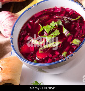 Rüben grüne Suppe mit Gebäck Stockfoto