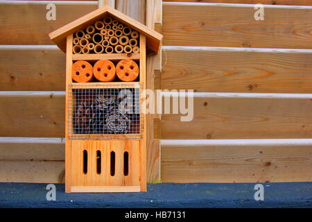 Kleine hölzerne Insektenhotel Stockfoto