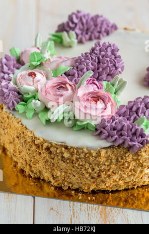 Kuchen mit Frühling Blumen Nahaufnahme. Stockfoto