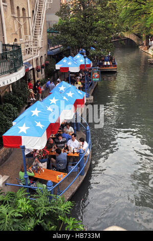 Restaurants auf dem San Antonio River Walk in San Antonio, Texas, USA. Stockfoto