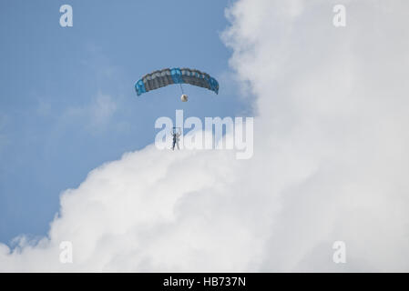 Fallschirmjäger in Doppel-Sprung Stockfoto