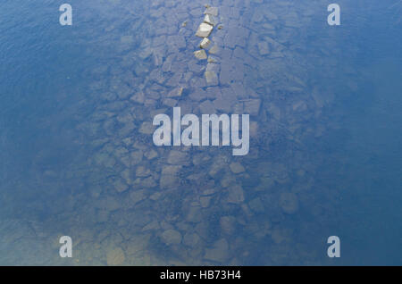 Alte Mauer unter Wasser Stockfoto