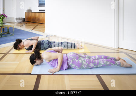 Yoga zu Hause Pre-Kobra-pose Stockfoto