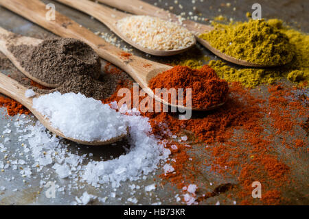 Gewürze in Holzlöffel Stockfoto