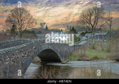 Die Brücke über den Fluss Derwent Grange in Borrowdale im englischen Lake District, Cumbria. Stockfoto