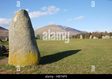 Mit Blick auf Blencathra von Castlerigg Stone Circle in der englischen Lake District, Cumbria. Stockfoto