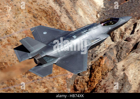 Lockheed Martin F-35A Beleuchtung II von 323 Squadron, Royal Netherlands Air Force fliegt niedrig über die Jedi Übergang, Star Wars Canyon, Death Valley Nationalpark, Kalifornien, Deutschland Stockfoto