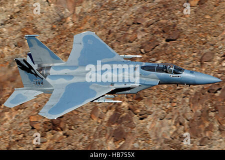 McDonnell Douglas F - 15C Eagle aus der California Air National Guard, USAF 144. Kämpfer-Flügel, fliegt niedrig über die Jedi Übergang, Star Wars Canyon, Death Valley Nationalpark, Kalifornien, Deutschland Stockfoto