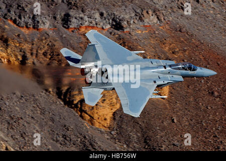 McDonnell Douglas F - 15C Eagle aus der California Air National Guard, USAF 144. Kämpfer-Flügel, fliegt niedrig über die Jedi Übergang, Star Wars Canyon, Death Valley Nationalpark, Kalifornien, Deutschland Stockfoto