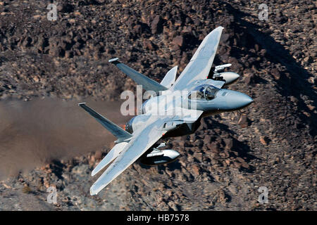 McDonnell Douglas F - 15C Eagle aus der California Air National Guard, USAF 144. Kämpfer-Flügel, fliegt niedrig über die Jedi Übergang, Star Wars Canyon, Death Valley Nationalpark, Kalifornien, Deutschland Stockfoto