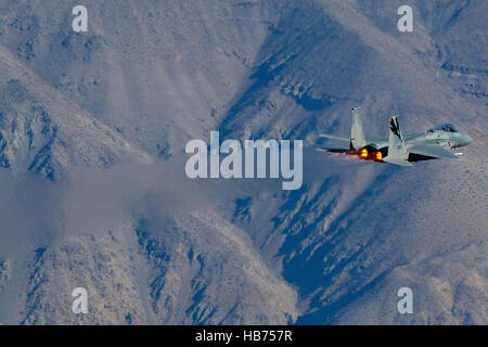 McDonnell Douglas F - 15C Eagle aus der California Air National Guard, USAF 144. Kämpfer-Flügel, fliegt niedrig über die Jedi Übergang, Star Wars Canyon, Death Valley Nationalpark, Kalifornien, Deutschland Stockfoto