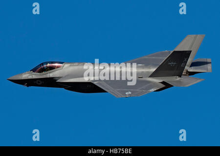 Lockheed Martin F - 35C Beleuchtung II (XE-105) von uns Marine VX-9 Vampire, fliegt durch die Jedi Übergang, Star Wars Canyon, Death Valley Nationalpark, Kalifornien, Deutschland Stockfoto