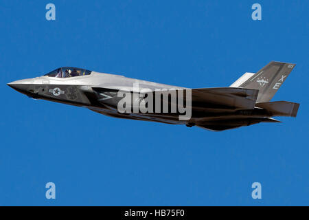 Lockheed Martin F - 35C Beleuchtung II (XE-105) von uns Marine VX-9 Vampire, fliegt durch die Jedi Übergang, Star Wars Canyon, Death Valley Nationalpark, Kalifornien, Deutschland Stockfoto