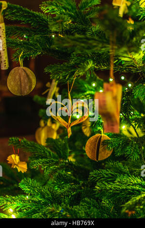 Edwardian handgefertigte Weihnachtsdekorationen, Engel an Weihnachtsbaum, Papier Dekorationen, Stockfoto